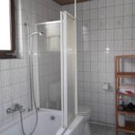 Badezimmer mit Badewanne Wohnung 1
